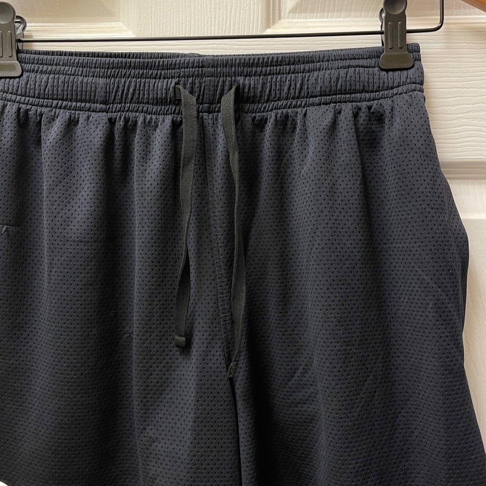 Under Armour Mens Size Small Black Mesh Athletic Shorts Drawstring Elastic Waist